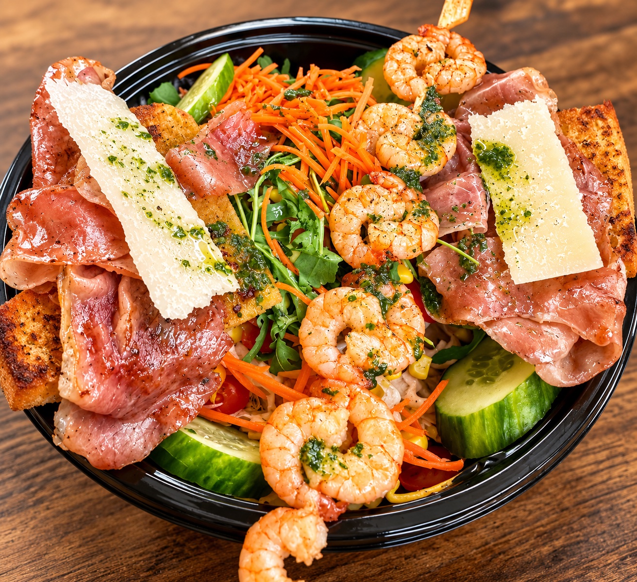 Große Bowl mit Garnelen, Schinken, Parmesan und Gemüse